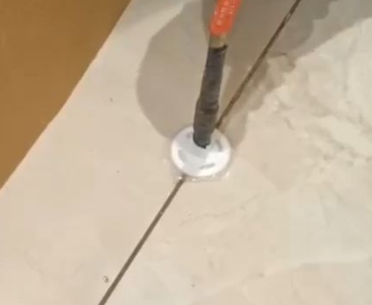 单县瓷砖空鼓维修公司专业解答瓷砖在铺贴过程中，如果没有涂抹均匀到位的粘结材料（如水泥砂浆或瓷砖胶），可能会导致以下问题