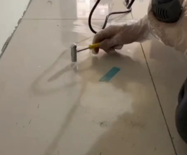 单县瓷砖开裂维修公司专业分享瓷砖在铺贴前如果没有沥干水分，将会导致以下问题